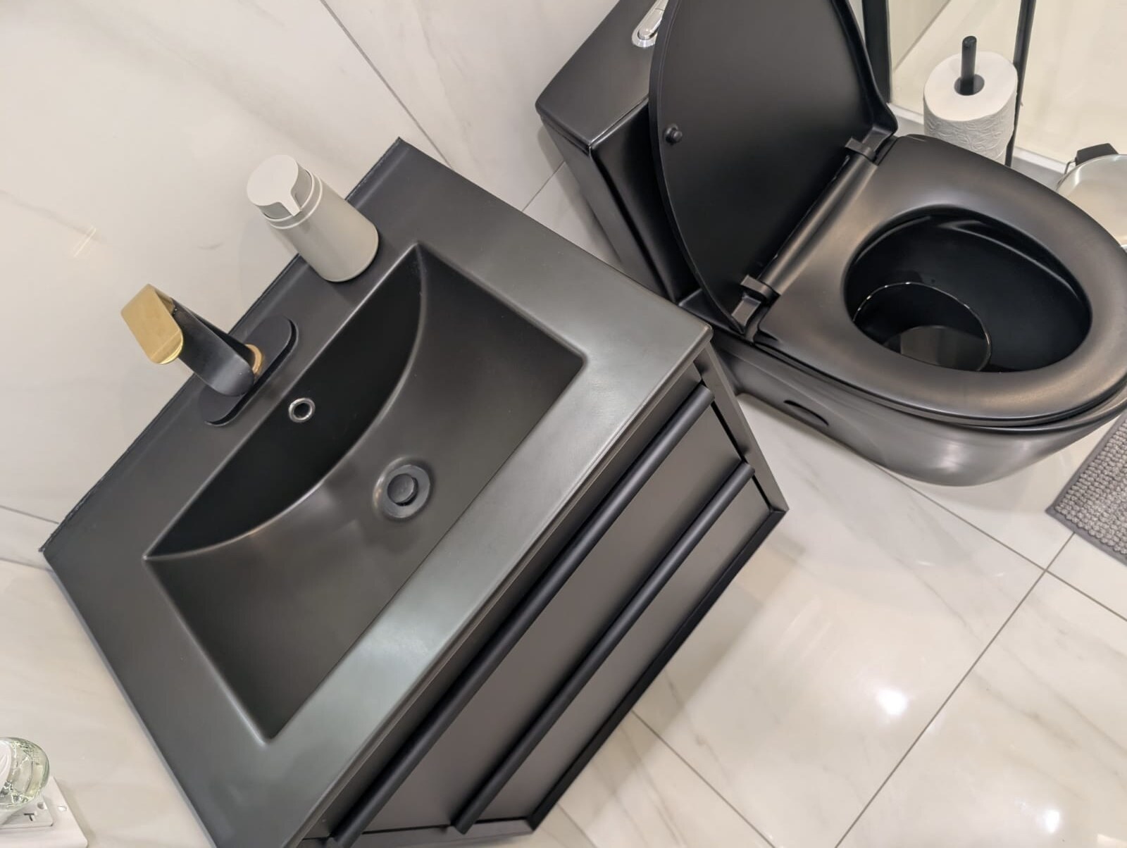 Spotless bathroom after Lumea cleaning, with streak-free glass and rolled towels